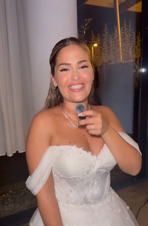 La mariée enregistre un message au micro pour l'interview des invités
