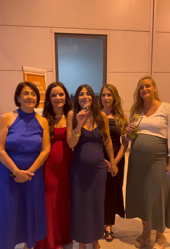Un groupe d'amies enregistre un message micro en main pour l'interview des invités