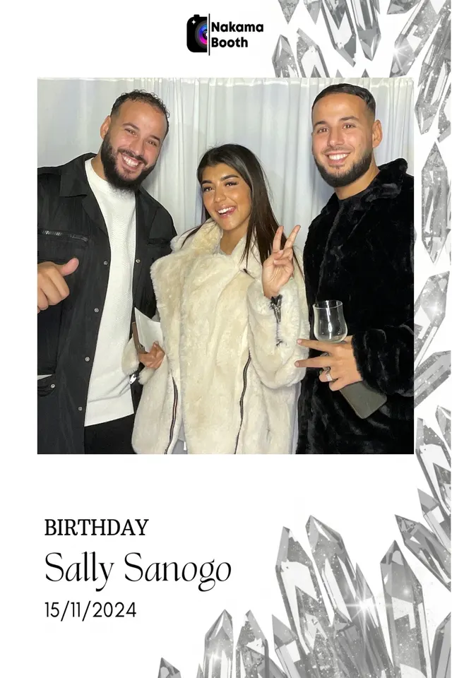 Tirage photobooth 10x15 de l'anniversaire de Sally : trois amis posent tout sourire